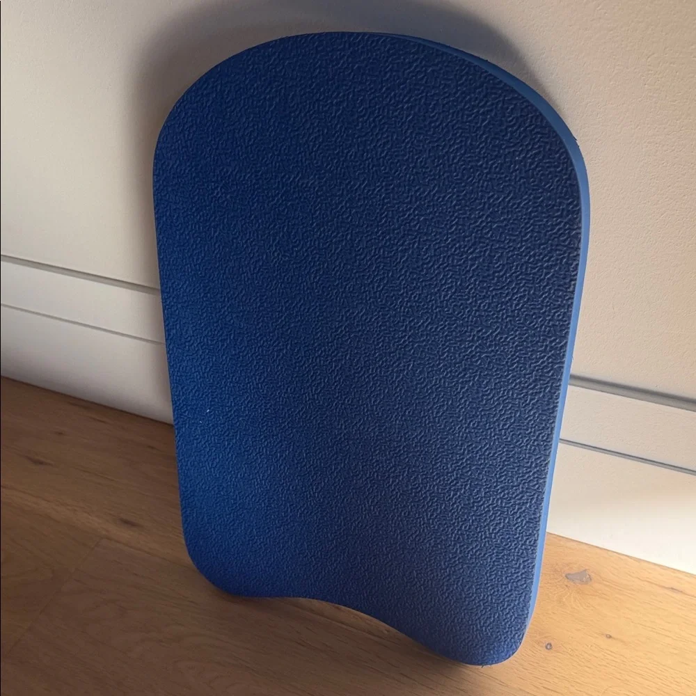 💦 TYR Navy Junior Swimming Kickboard - Picture 2 of 4